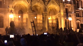 "Legea sclaviei" i-a scos &icirc;n stradă! Proteste de amploare &icirc;n Ungaria, după ce a fost adoptată o variantă controversată a Legii Muncii