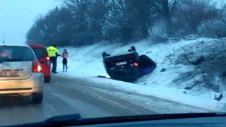 Reacție halucinantă a unui șofer care s-a răsturnat cu mașina în timp ce mergea spre înmormântarea propriei mame: "Totul a fost super!"