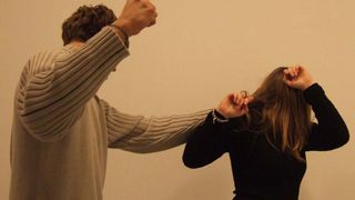 Un bărbat din Năvodari și-a terorizat soția! A bătut-o p&acirc;nă c&acirc;nd ea a făcut un gest nesperat! La 23 de ani a decis să.... - Soțul ei este acum ARESTAT