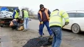 Asfaltările în bătaie de joc, o imagine tot mai comună în România! Imagini halucinante surprinse în timpul reparației unui pod din Ilfov