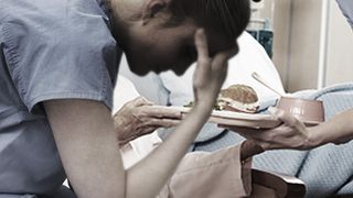 Caz revoltător la Focșani! Mai multe infirmiere de la un azil, acuzate că au furat din mâncarea bătrânilor