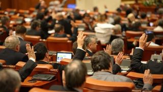 Pensiile speciale, de care parlamentarii țin cu dinții, un adevărat pericol pentru economia țării! Gaura produsă &icirc;n bugetul Rom&acirc;niei e de 144 de milioane de euro