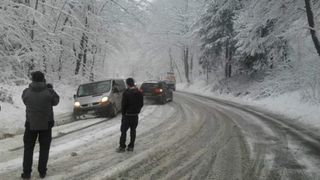 A nins ca &icirc;n povești &icirc;n stațiunile montane! Dacă unii s-au bucurat de zăpadă, pentru unii a fost un coșmar!