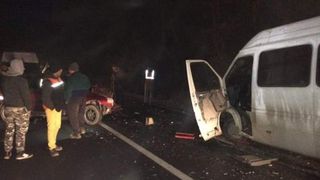 Accident devastator &icirc;n Bihor! Un microbuz plin cu copii s-a ciocnit cu un autoturism. Unul dintre șoferi a murit