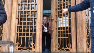 O adolescentă din Iași a furat zeci de mii de euro de la bunici și i-a cheltuit cu iubitul în șase zile. Bătrânii vânduseră un teren