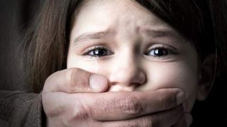 Ultimă oră! Un bărbat răpește copii &icirc;n plină stradă. O mamă s-a luptat cu agresorul pentru a-și salva bebelușul