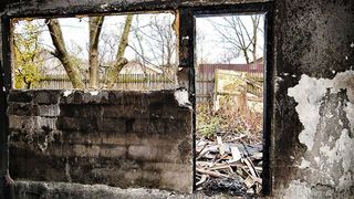 Un tânăr de 17 ani a fost rănit după ce casă i-a fost cuprinsă de flăcări. A rămas fără un acoperiș deasupra capului chiar în prag de sărbători