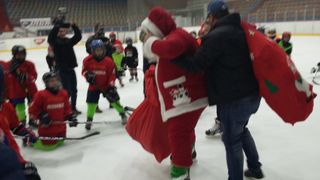 Moș Crăciun a venit pe neașteptate,&nbsp; la Galați. Micii hocheiști de la Clubul Dunărea au avut parte de o surpriză de proporții 