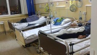 Un bărbat degerat a murit la Motru, după ce a fost ţinut trei zile &icirc;n spital fără să fie operat. Medic: "Ieşeam din tură!"