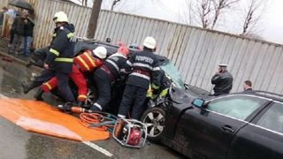 Două persoane au murit după ce un autoturism şi un microbuz de transport marfă s-au ciocnit, pe DN 19, &icirc;n judeţul Satu Mare