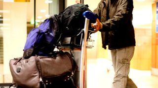 Îi recunoști de la o poștă! Cu ce și-au burdușit bagajele românii care pleacă în străinătate cu avionul înainte de sărbători?