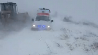 Olt. O ambulanţă care se deplasa la un pacient care avea nevoie de dializă a rămas înzăpezită pe un drum judeţean