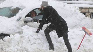 Ninsorile au făcut primele pagube. Mai multe mașini au rămas blocate în zăpadă. Cum se circulă pe principalele drumuri din țară 