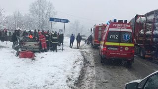 Un mort şi un rănit grav după ce un TIR cu lemne şi un autoturism s-au ciocnit, &icirc;n judeţul V&acirc;lcea