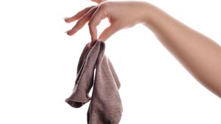 A ajuns la spital pentru că și-a mirosit multă vreme șosetele . Ce diagnostic i-au pus medicii