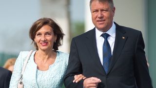  Prima ieșire &icirc;n public a lui Carmen Iohannis, după ce nu s-a prezentat la Parchetul General. Unde se află Președintele și soția sa 