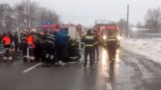 Vrancea. Accident pe DN 2, cinci persoane fiind rănite, după ce şoferul unei maşini ar fi adormit la volan