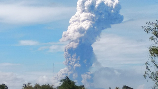 VIDEO. Vulcanul Soputan din insula Sulawesi a erupt