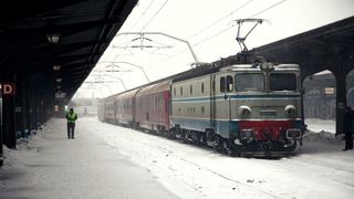 Două trenuri de călători sunt blocate în judeţul Hunedoara, din cauza zăpezii