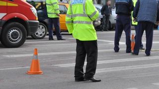 Un șofer în vârstă de 68 de ani a spulberat două eleve pe trecerea de pietoni. Nu a putut opri pe zăpadă