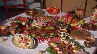 Nu aveți timp să organizați masa de Crăciun ca la carte? Firmele de catering vă pot fi cel mai bun ajutor! Iată cum!