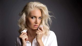 Doliu &icirc;n muzica rom&acirc;nească. O blondă celebră a murit, după ce a căzut cu mașina &icirc;n Dunăre