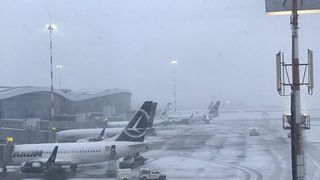 Mai multe curse aeriene au &icirc;nregistrat &icirc;nt&acirc;rzieri la decolarea de pe aeroporturile din Sibiu şi Bucureşti