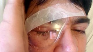 Taximetrist bătut cu bestialitate de o clientă. I-a dat cu tocul de la pantofi &icirc;n ochi p&acirc;nă l-a lăsat fără vedere 