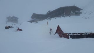 Avalanșă mare la Bâlea Lac. Casuțele comercianților sunt îngropate în zăpadă. Pericolul nu a trecut