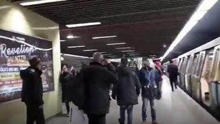 Clipe de panică &icirc;n stația de metrou Grivița. O degajare de fum a băgat spaima &icirc;n călători