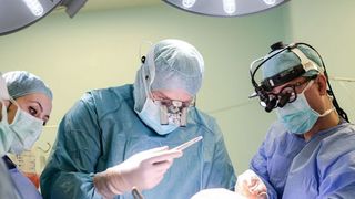 Operație &icirc;n premieră la Sibiu! Viața unei handbaliste de 21 de ani a fost salvată miraculos!