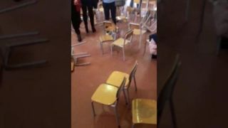 Bătaie &icirc;ntre părinți la o serbare de Crăciun a copiilor! Și-au &icirc;mpărțit pumni pentru a obține un loc mai &icirc;n față!