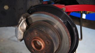 Semnele că plăcuțele de fr&acirc;nă sunt uzate