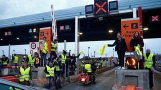 Protestele continuă &icirc;n Franța! Vestele galbene au incendiat mai multe puncte de taxare de pe autostradă