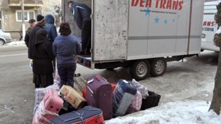 Sărbători printre străini! Sute de mii de români din diaspora așteaptă cu nerăbdare pachetele de acasă