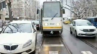 Haos &icirc;n trafic! Mașinile parcate aiurea dau peste cap toată circulația! Un șofer a blocat timp de o oră o stradă după ce a parcat pe linia de tramvai