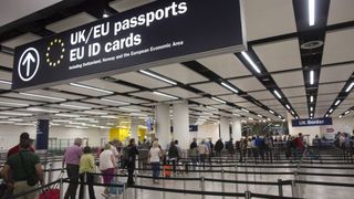Alertă de securitate pe  aeroportul Gatwick din Londra. Mai multe zboruri sunt suspendate