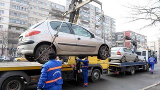 Primăria Capitalei vrea să ridice maşinile staţionate neregulamentar