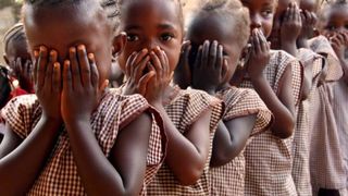 O fetiță de 10 ani a murit în chinuri. Criminalii i-au mutilat organele genitale