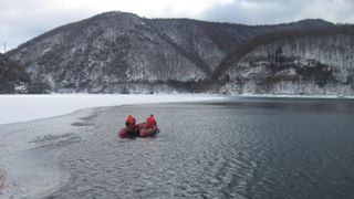 Și-a arunca fiica de șase luni &icirc;ntr-un lac &icirc;nghețat! E halucinant de ce a făcut asta! Polițiștii sunt șocați de ce le-a spus