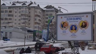 Panourile publicitare din Piatra Neamț au fost &icirc;nlocuite cu chipurile copiilor care fac cinste orașului