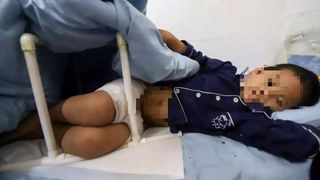 O mamă vitregă &icirc;i ardea organele genitale copilului de 7 ani.  Detalii șocante