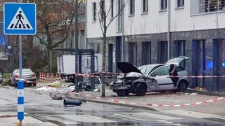 DEVASTATOR! O mașină a intrat &icirc;n călătorii aflați &icirc;ntr-o stație de autobuz! O femeie a murit, alte 9 persoane sunt rănite!