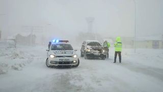 A nins și așa se desfășoara traficul rutier &icirc;n Rom&acirc;nia! Sunt copaci rupți pe Valea Oltului , iar la Timișoara Poliția a dat amendă Primăriei pentru necurățarea drumurilor