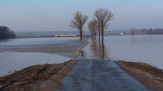 După ger, vin inundațiile! Hidrologii au emis COD GALBEN de inundații pentru 10 bazine hidrografice