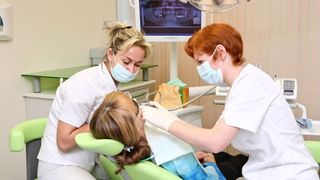 Românii au luat cu asalt cabinetele stomatologice! Află de ce sunt atât de disperați românii să își repare dinții!