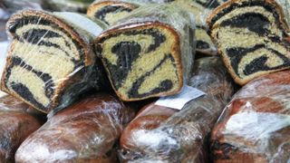 Otrava de pe masa de Crăciun! Uite c&acirc;t de periculoși sunt cozonacii ambalați de pe rafturile magazinelor