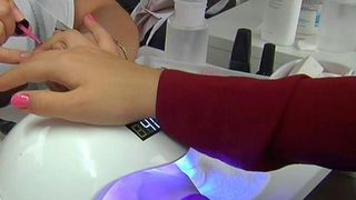 E haos &icirc;n saloanele de &icirc;nfrumusețare! Doamnele care nu și-au făcut programare din timp, riscă să nu mai găsească locuri liere