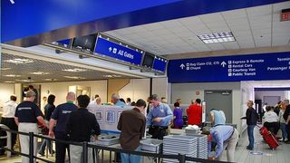 Captură impresionantă pe Aeroportul Henri Coandă! 11 tablouri găsite în bagajele unui chinez