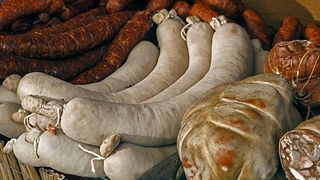 Mațe pentru cârnați aduse din China! Surpriza neplăcută de pe tarabe